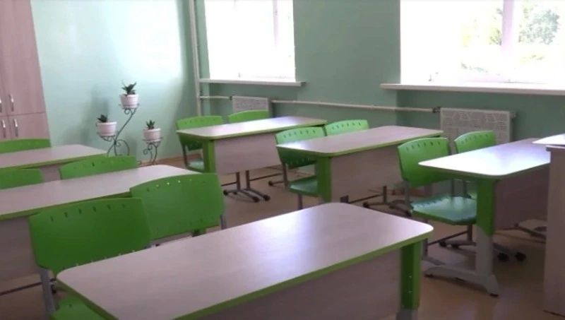 В школе села Сокол Долинского района заканчивают капитальный ремонт по федеральному проекту «Молодежь и дети» и партийному проекту «Новая школа» — работы начались в середине мая, а через три недели в обновлённые классы...