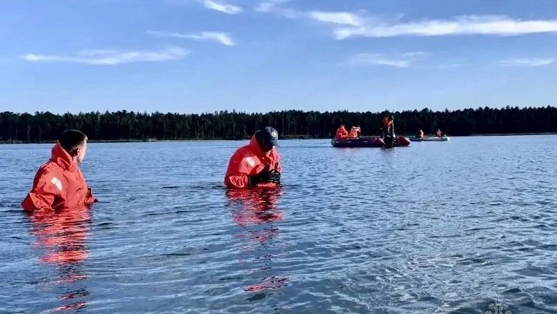 Водолазы МЧС России нашли тело мужчины, утонувшего на озере Хвалисекое