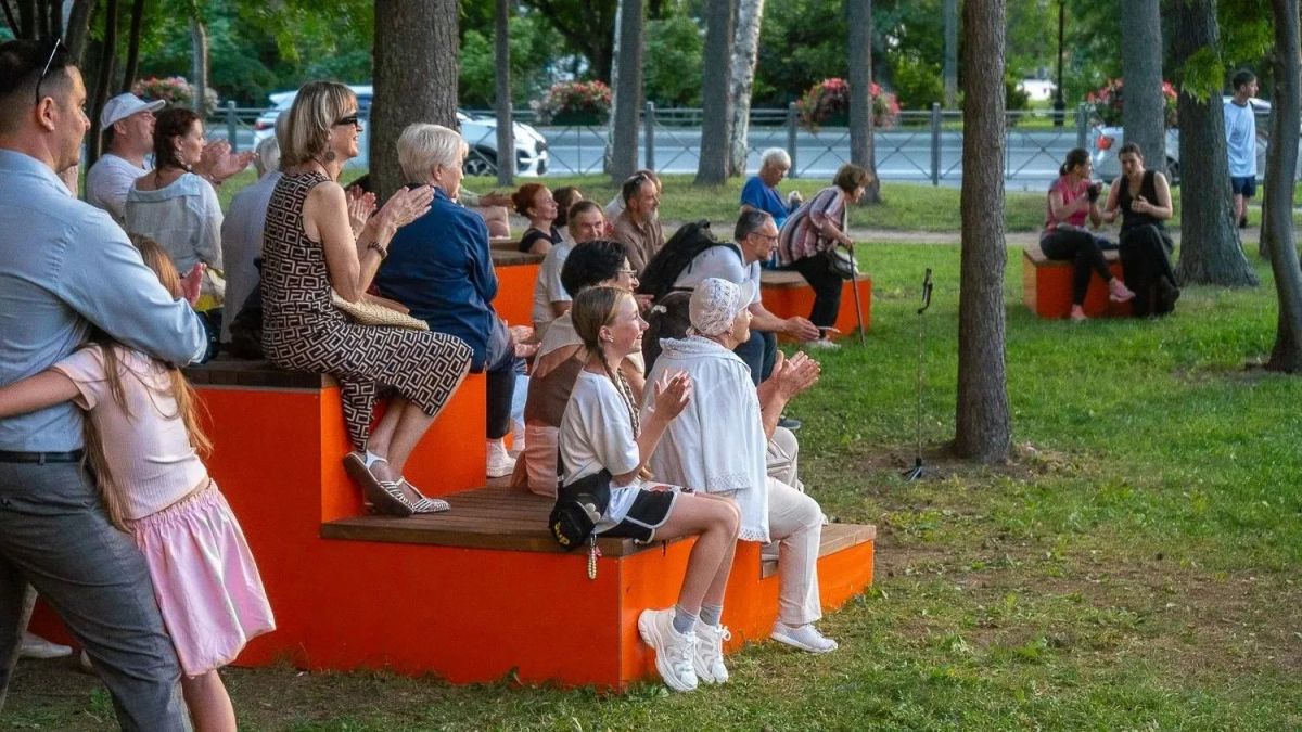 Вчера, в рамках фестиваля «Городская симфония» традиционная литературно-музыкальная площадка СахОУНБ им. Н.А. Тарасова была посвящена театру Вчера, в рамках фестиваля «Городская симфония» традиционная литературно-музыкальная площадка СахОУНБ им. Н.А. Тарасова была посвящена театру
