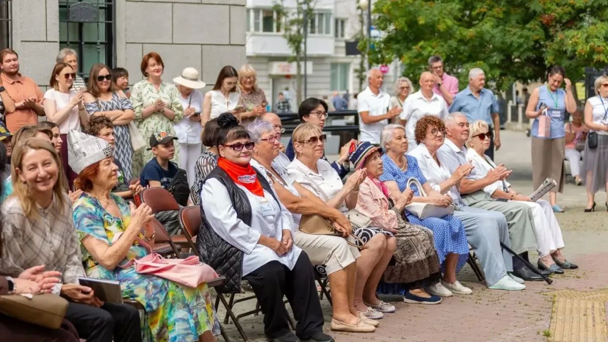 Книжный подарок ко дню рождения библиотеки Книжный подарок ко дню рождения библиотеки