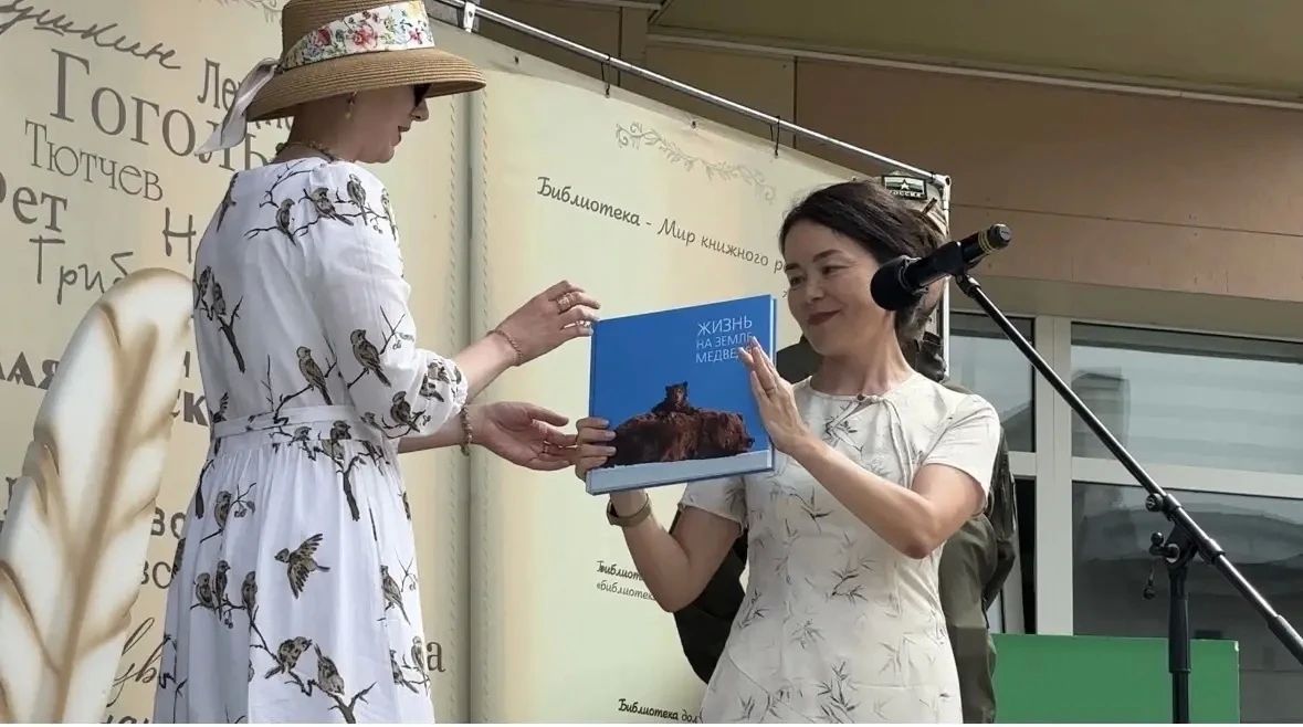 Книжный подарок ко дню рождения библиотеки Книжный подарок ко дню рождения библиотеки