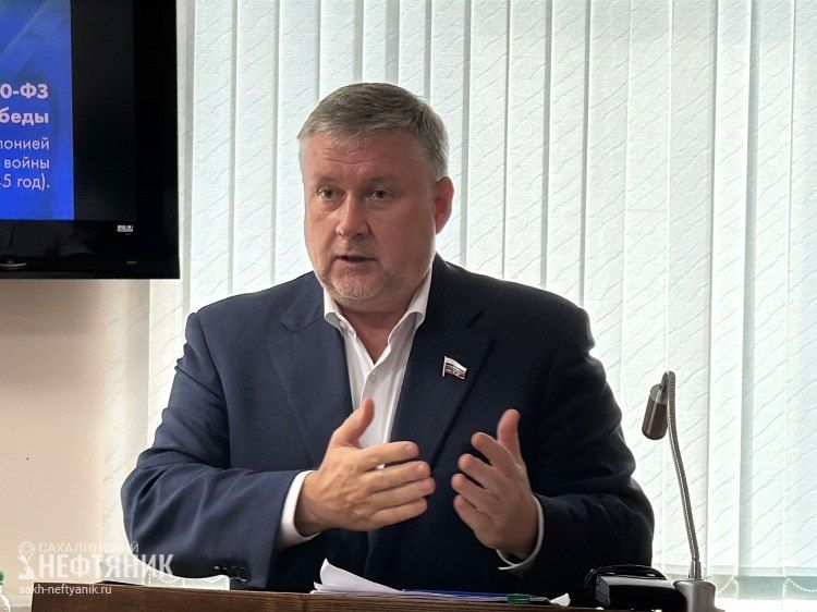 Георгий Карлов с рабочим визитом в Охе: от стратегической трассы до душевного разговора с ансамблем «Сандугач»