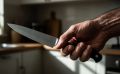 Житель Корсакова угрожал полицейскому двумя ножами, а затем укусил его