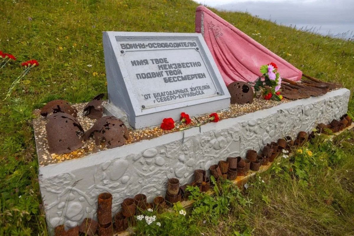 Совместно с губернатором Валерием Лимаренко министр социальной защиты Ольга Орлова приняла участие в церемонии захоронения неизвестного солдата на острове Шумшу Совместно с губернатором Валерием Лимаренко министр социальной защиты Ольга Орлова приняла участие в церемонии захоронения неизвестного солдата на острове Шумшу