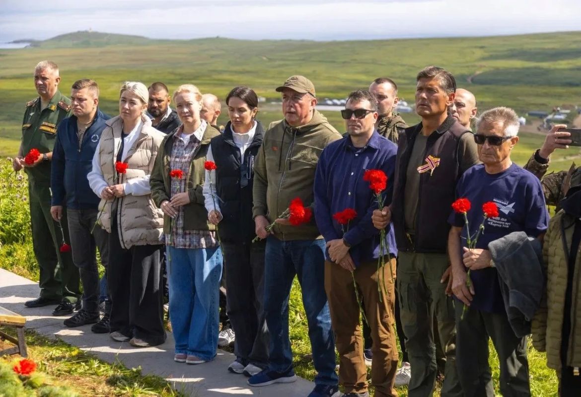 Совместно с губернатором Валерием Лимаренко министр социальной защиты Ольга Орлова приняла участие в церемонии захоронения неизвестного солдата на острове Шумшу