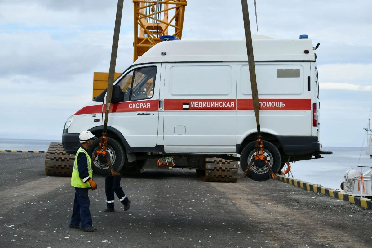 Сегодня утром в портпункт «Курильск» на сухогрузе Victor была доставлена машина скорой помощи для нужд районной больницы Сегодня утром в портпункт «Курильск» на сухогрузе Victor была доставлена машина скорой помощи для нужд районной больницы