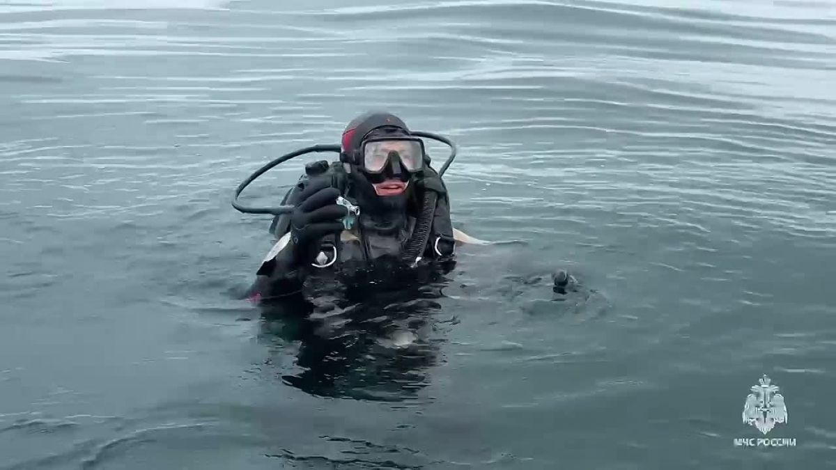 Водолазы МЧС Сахалина отработали тренировочные спуски на открытой воде