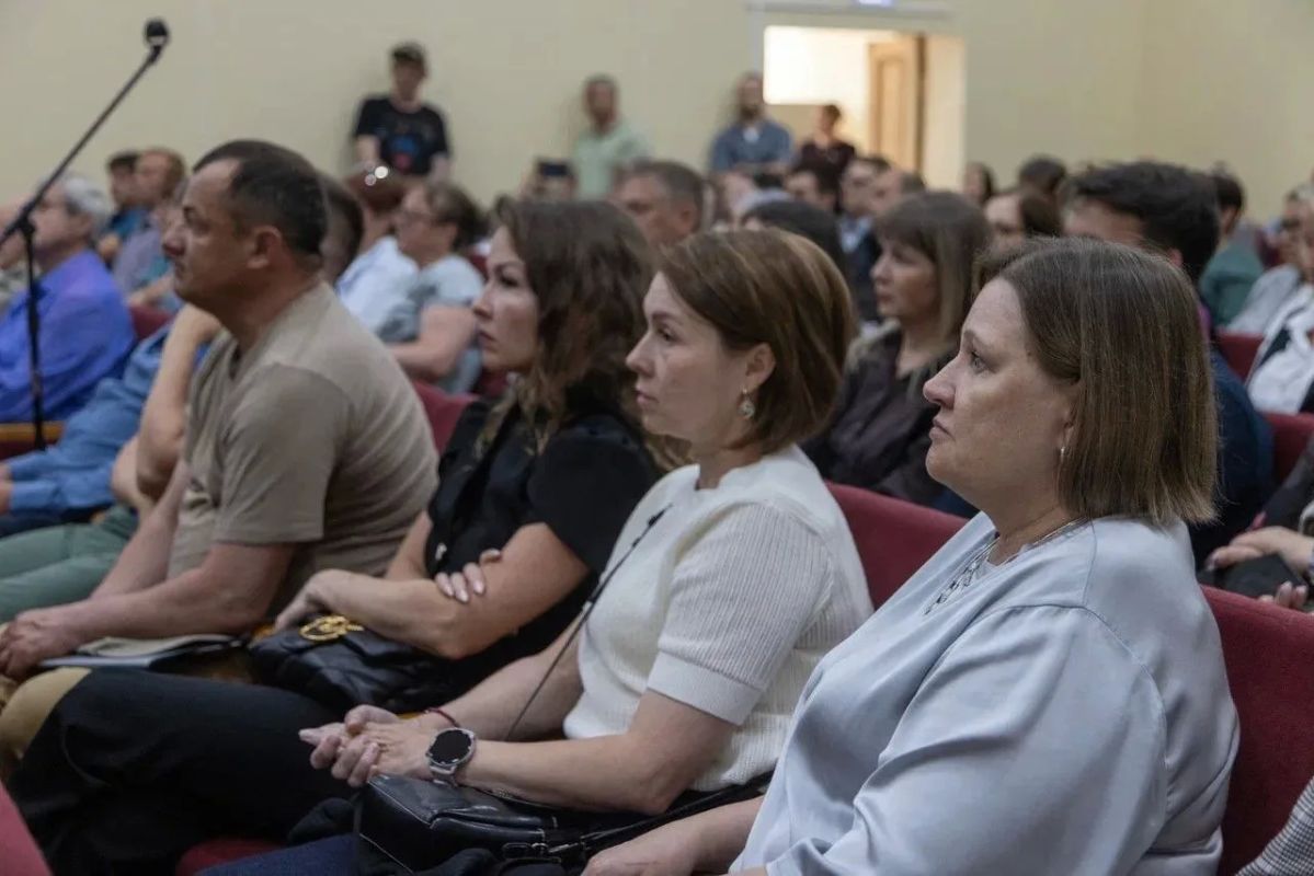 В ходе совместной рабочей поездки с губернатором Сахалинской области Валерием Лимаренко в Северо-Курильск министр социальной защиты Ольга Орлова провела личный приём граждан перед встречей главы региона с населением В ходе совместной рабочей поездки с губернатором Сахалинской области Валерием Лимаренко в Северо-Курильск министр социальной защиты Ольга Орлова провела личный приём граждан перед встречей главы региона с населением