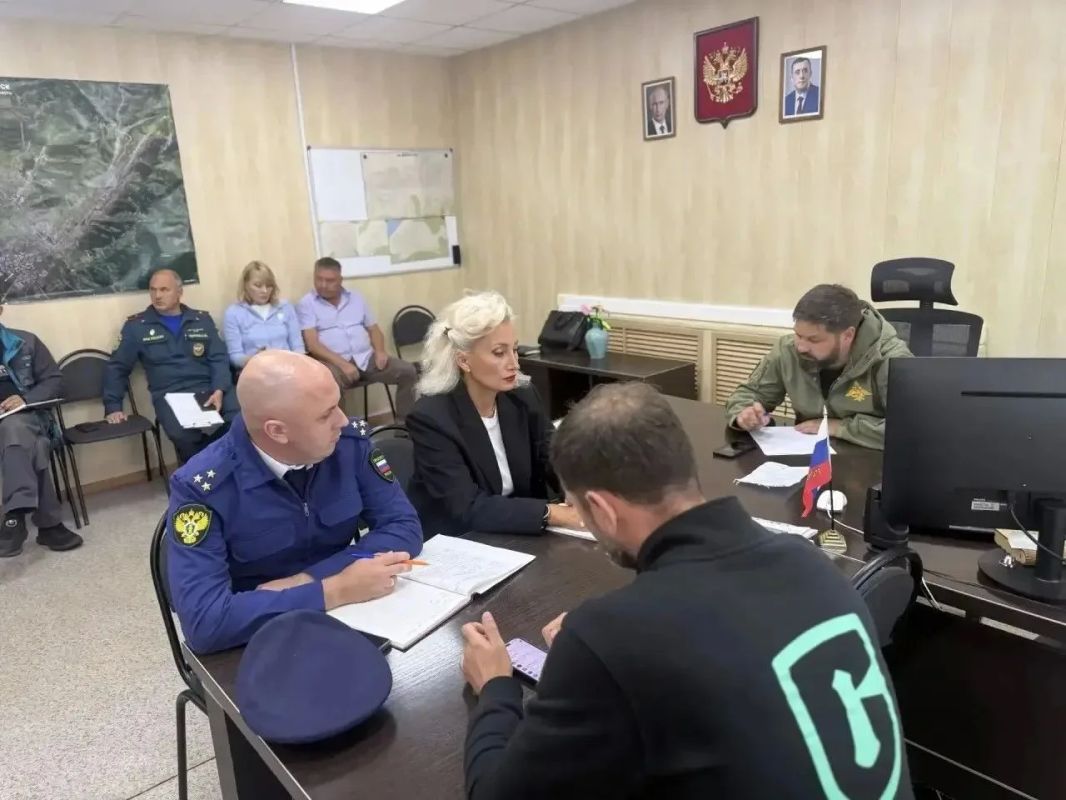 Углегорский городской прокурор выехал на подтопленные территории и провел встречу с жителями Углегорский городской прокурор выехал на подтопленные территории и провел встречу с жителями