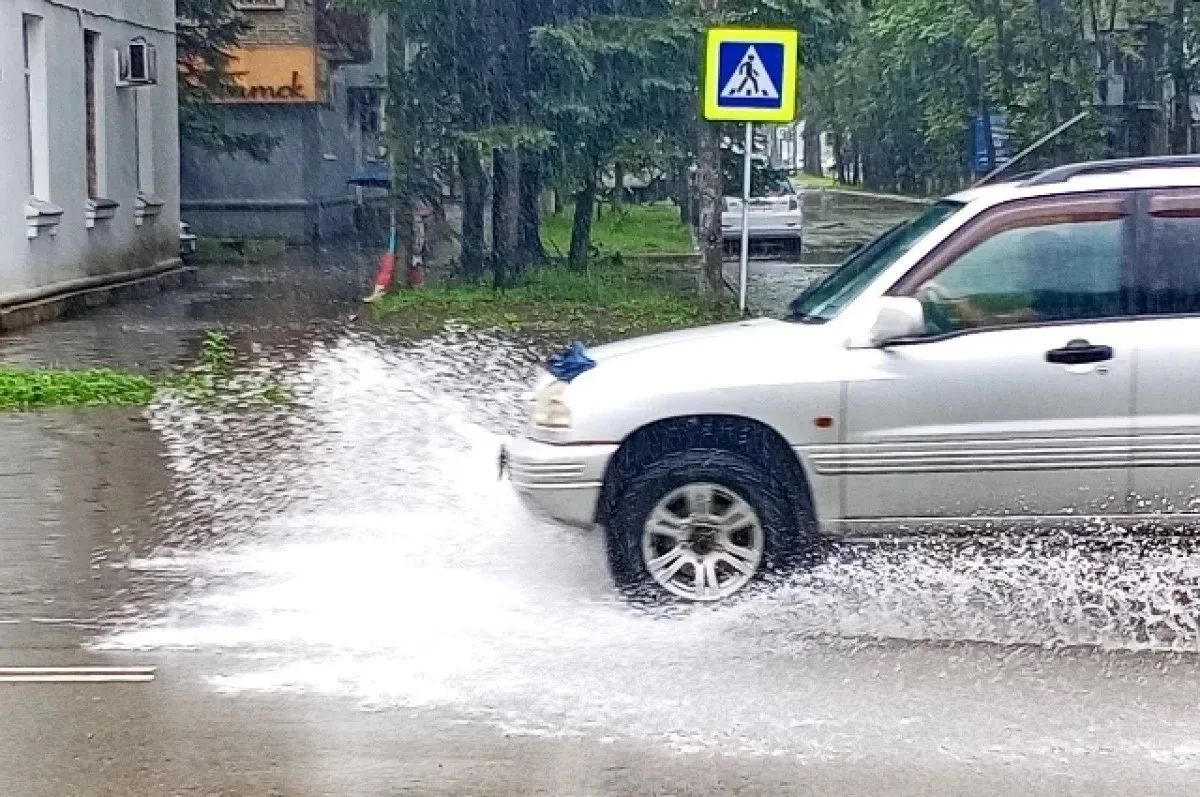 На Сахалине из-за сильного ливня затопило дома и больницу