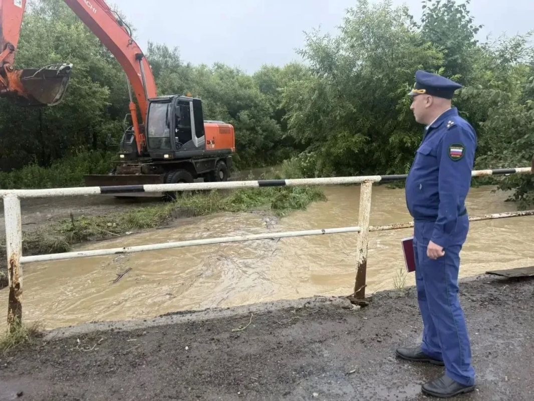 Углегорский городской прокурор выехал на подтопленные территории и провел встречу с жителями Углегорский городской прокурор выехал на подтопленные территории и провел встречу с жителями