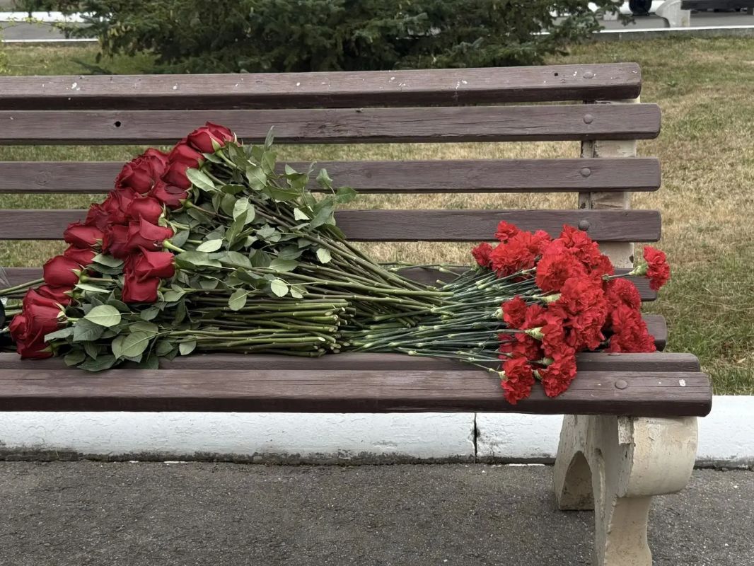 В Южно-Сахалинске почтили память бывшего губернатора Сахалинской области Игоря Фархутдинова и сотрудников региональной администрации, которые погибли в авиакатастрофе В Южно-Сахалинске почтили память бывшего губернатора Сахалинской области Игоря Фархутдинова и сотрудников региональной администрации, которые погибли в авиакатастрофе