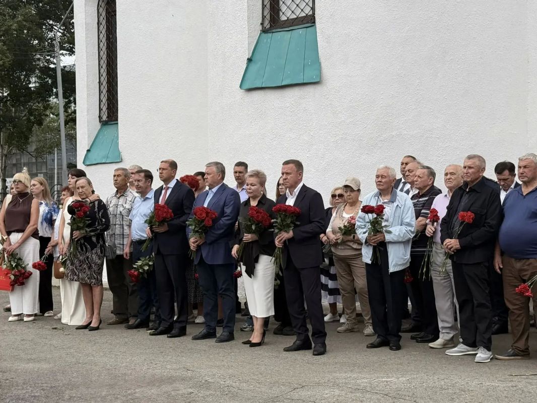 В Южно-Сахалинске почтили память бывшего губернатора Сахалинской области Игоря Фархутдинова и сотрудников региональной администрации, которые погибли в авиакатастрофе