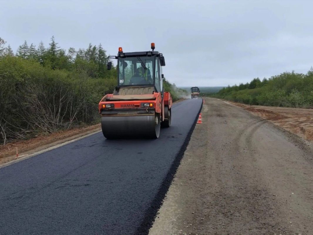 Привести в порядок более 440 км сахалинских дорог договорились Валерий Лимаренко и глава Росавтодора Роман Новиков