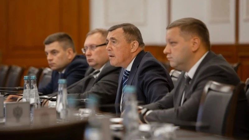 Губернатор обсудил модернизацию порта Корсаков с министром транспорта РФ