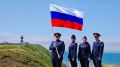 Сотрудники следственного управления СК России по Сахалинской области подняли флаг России на маяке Лопатина в преддверии Дня Государственного флага