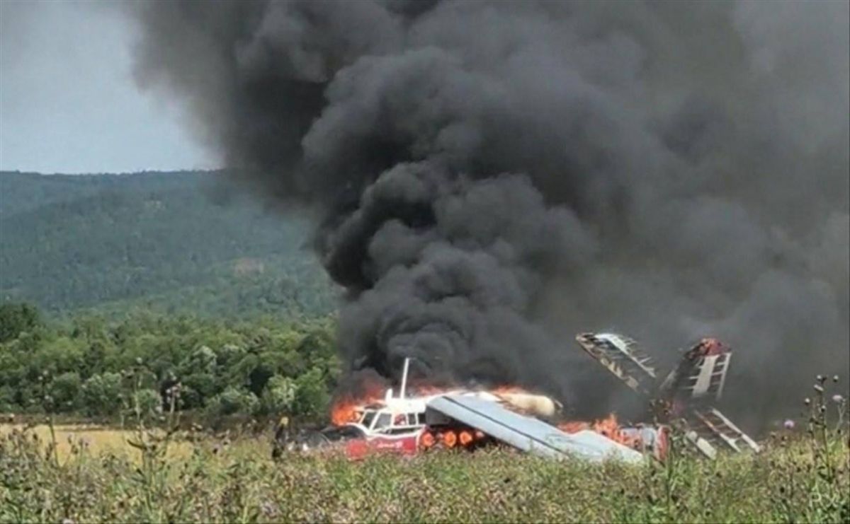 Самолет аварийно сел в поле и загорелся на Сахалине, сообщили в МЧС Самолет аварийно сел в поле и загорелся на Сахалине, сообщили в МЧС