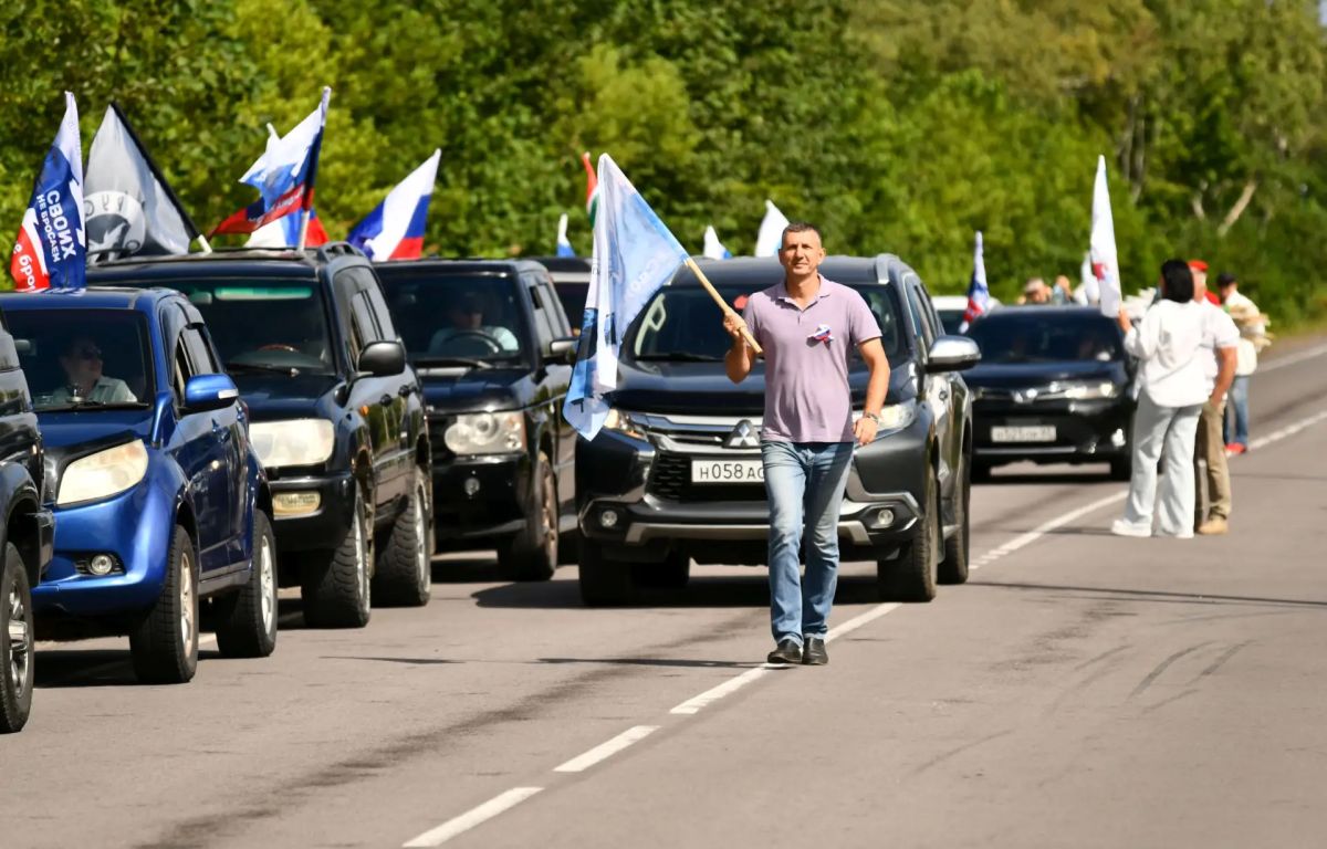Сегодня на Итурупе прошёл автопробег, посвящённый Дню государственного флага Российской Федерации Сегодня на Итурупе прошёл автопробег, посвящённый Дню государственного флага Российской Федерации