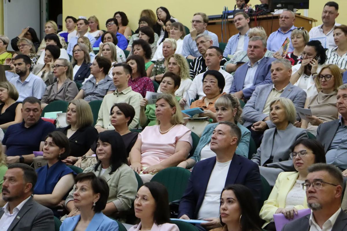 Пленарное заседание в Холмске: образование как фундамент будущего региона Пленарное заседание в Холмске: образование как фундамент будущего региона