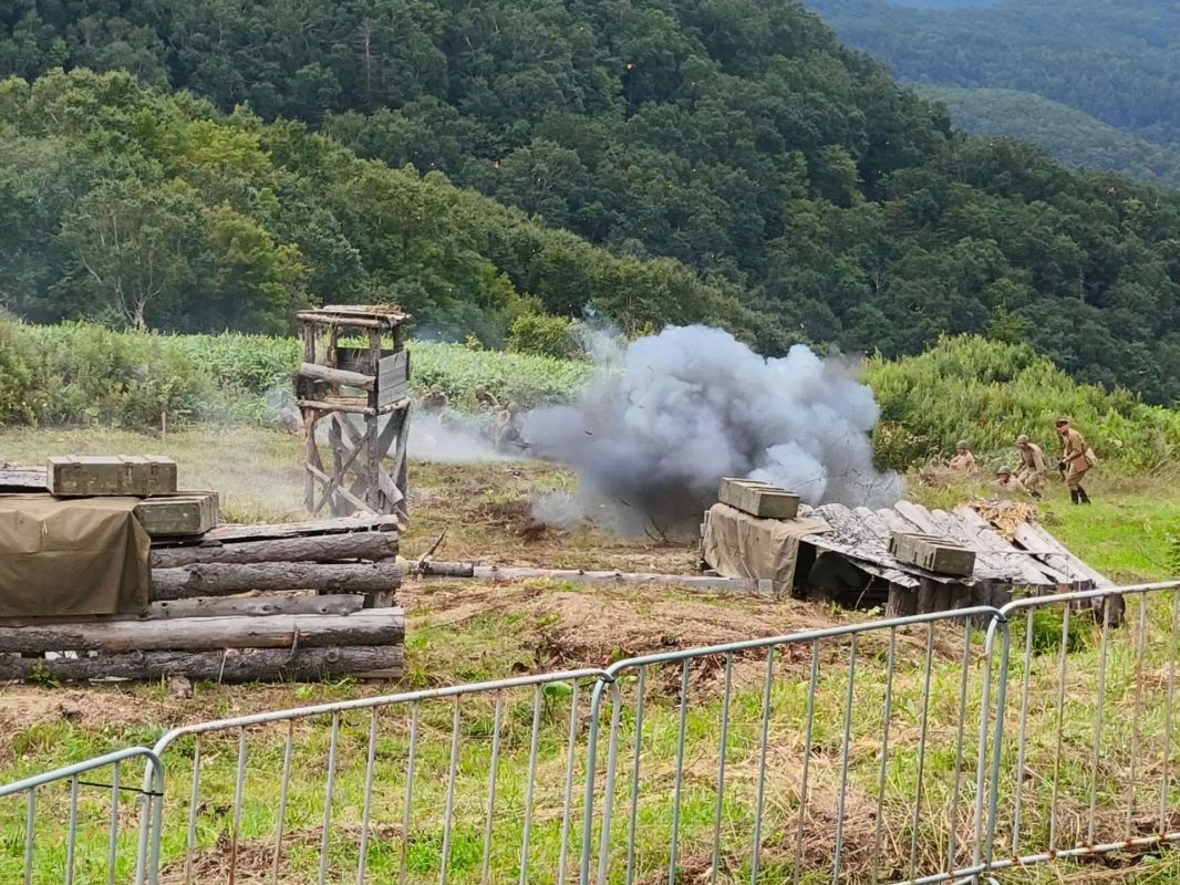 На Камышовом перевале в Холмском районе воссоздали события августа 1945-го - штурм одного из укрепрайонов японских милитаристов На Камышовом перевале в Холмском районе воссоздали события августа 1945-го - штурм одного из укрепрайонов японских милитаристов