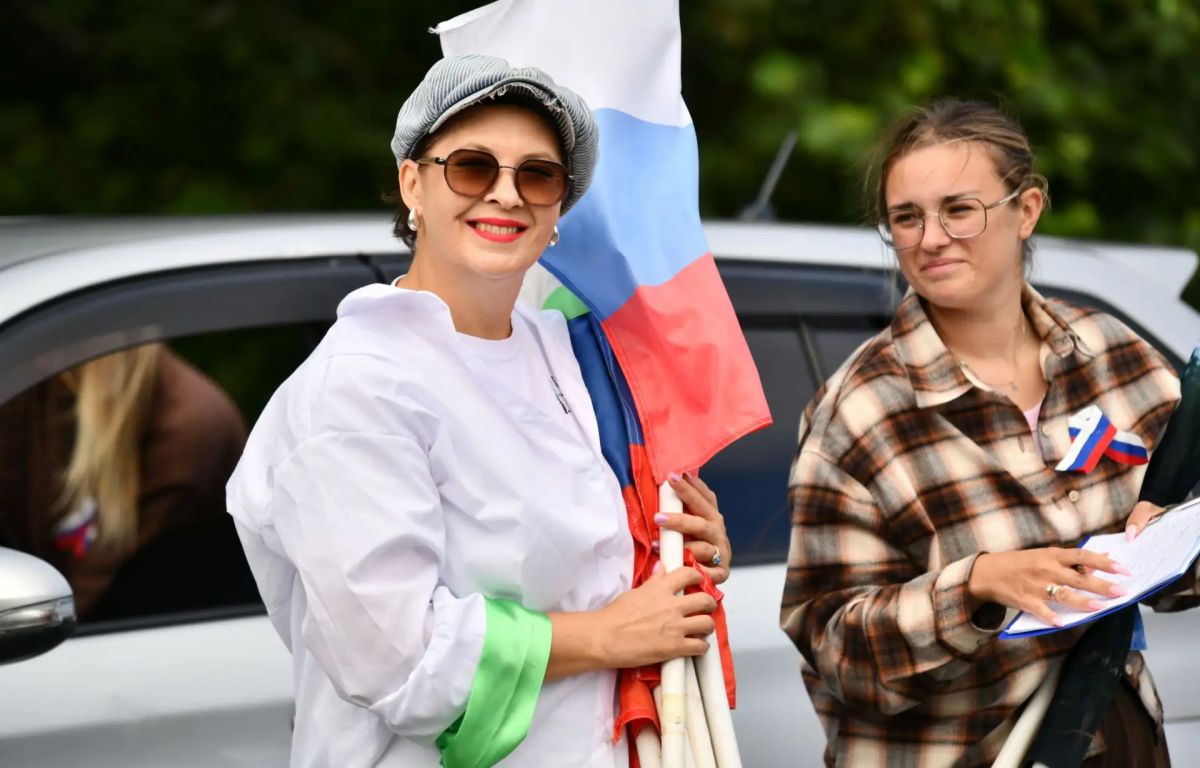 Сегодня на Итурупе прошёл автопробег, посвящённый Дню государственного флага Российской Федерации Сегодня на Итурупе прошёл автопробег, посвящённый Дню государственного флага Российской Федерации