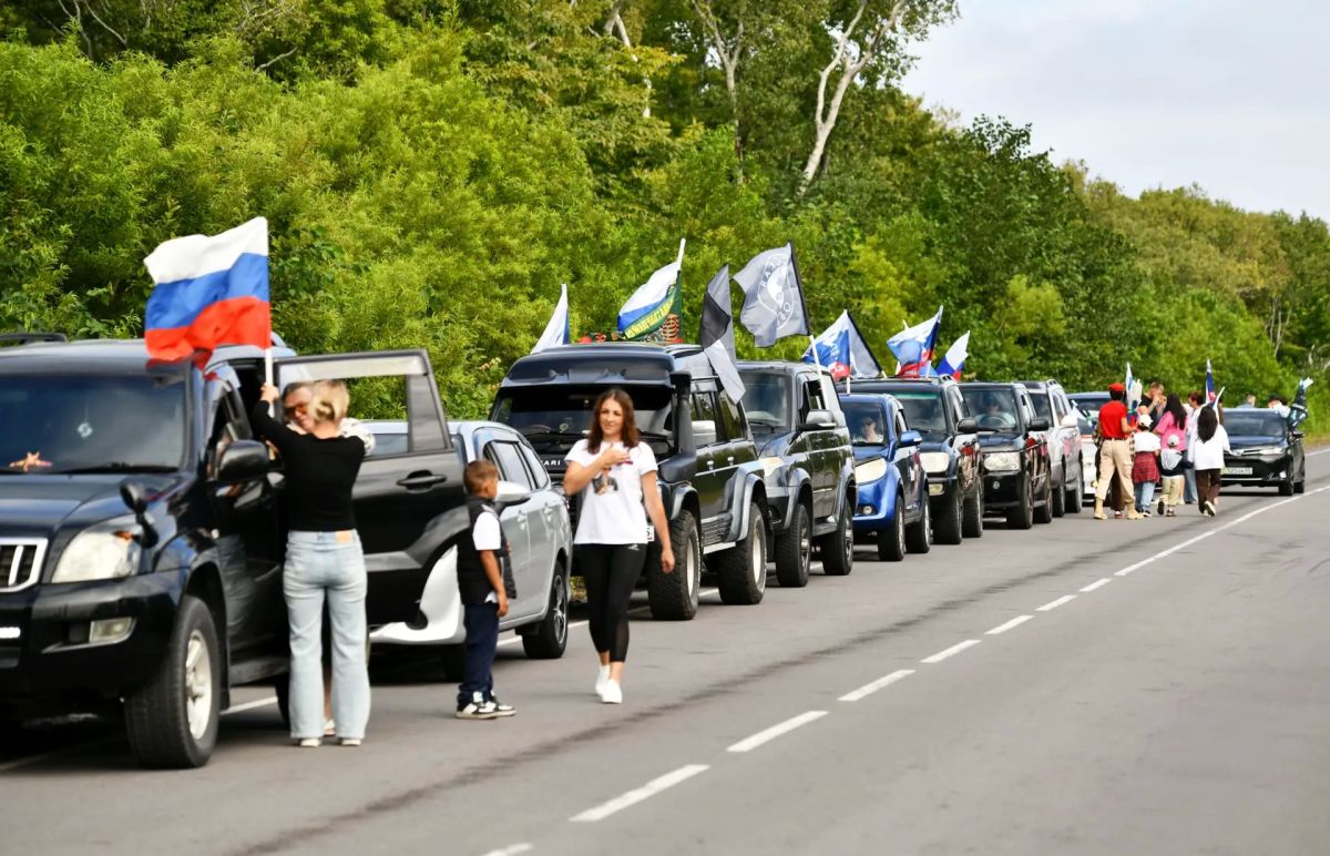 Сегодня на Итурупе прошёл автопробег, посвящённый Дню государственного флага Российской Федерации Сегодня на Итурупе прошёл автопробег, посвящённый Дню государственного флага Российской Федерации