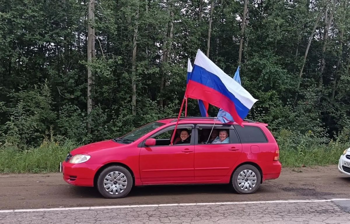 22 августа в Ногликах состоялся автопробег, посвящённый Дню Государственного флага Российской Федерации 22 августа в Ногликах состоялся автопробег, посвящённый Дню Государственного флага Российской Федерации