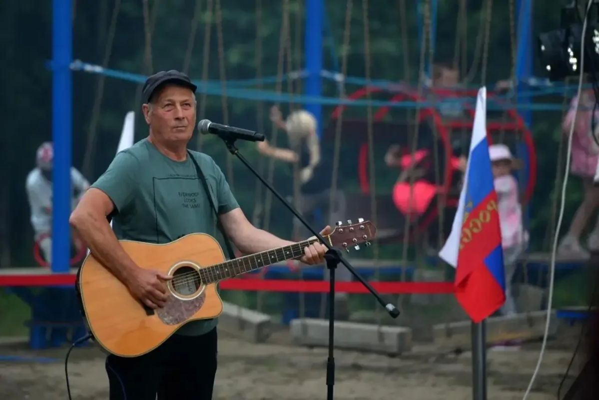22 августа, в праздничный День Государственного флага Российской Федерации, живописная зона отдыха «Рефулёры» города Поронайска превратилась в настоящую творческую лабораторию и центр притяжения для любителей бардовской песни 22 августа, в праздничный День Государственного флага Российской Федерации, живописная зона отдыха «Рефулёры» города Поронайска превратилась в настоящую творческую лабораторию и центр притяжения для любителей бардовской песни