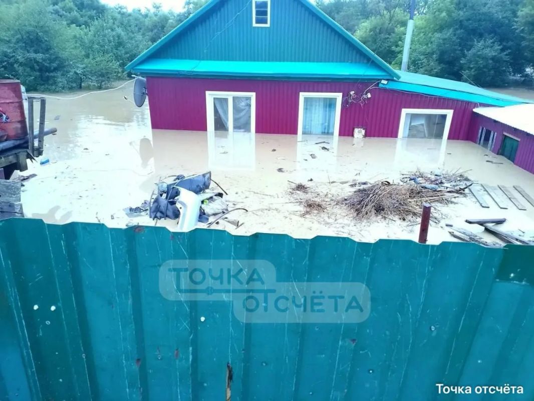 Смытые домики, пропавшие люди и перекрытые дороги: что происходит на Сахалине, где мощный циклон топит города Мощный циклон обрушился на Сахалинскую область. Под удар стихии попали 13 районов - от Александровска-Сахалинского... Смытые домики, пропавшие люди и перекрытые дороги: что происходит на Сахалине, где мощный циклон топит города Мощный циклон обрушился на Сахалинскую область. Под удар стихии попали 13 районов - от Александровска-Сахалинского...
