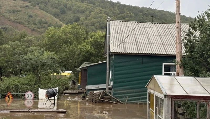 Волонтеры Единой России помогают жителям после разгула стихии в Томаринском и Углегорском районах Волонтеры Единой России помогают жителям после разгула стихии в Томаринском и Углегорском районах