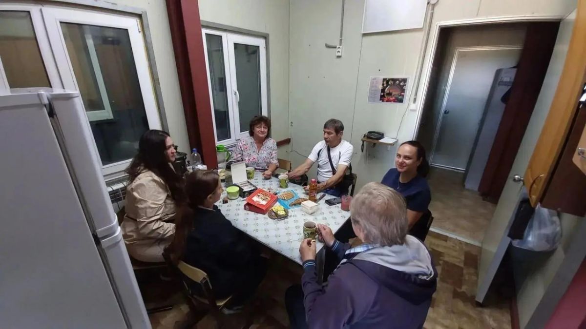 Родившаяся на бильярдном столе в сахалинской пожарной части россиянка приехала навестить спасителей Родившаяся на бильярдном столе в сахалинской пожарной части россиянка приехала навестить спасителей