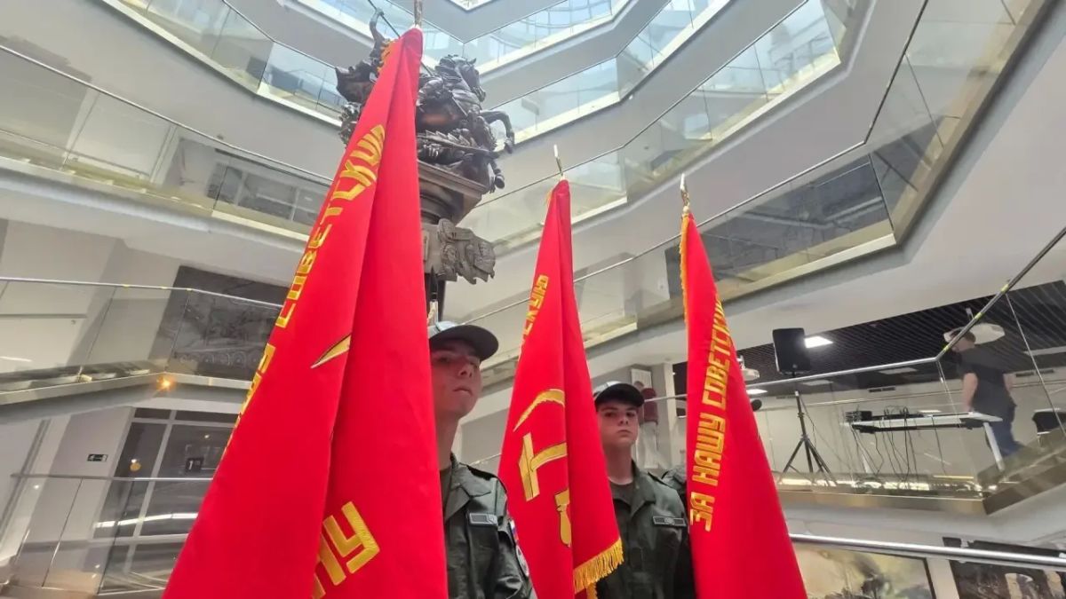 Знамёна освободителей Сахалина и Курил пронесут на параде в честь Дня Победы над милитаристской Японией и окончания Второй мировой войны Знамёна освободителей Сахалина и Курил пронесут на параде в честь Дня Победы над милитаристской Японией и окончания Второй мировой войны