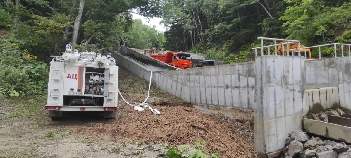 Томаринские огнеборцы принимают участие в расчистке плотины