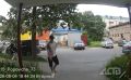 Парень в Южно-Сахалинске пнул автомобиль, оставив на кузове вмятину - всё попало на камеру