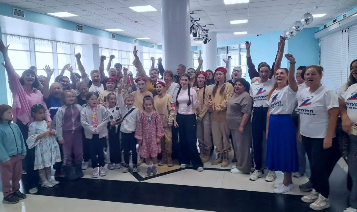 Люди доброй воли острова Итуруп собрались сегодня в фойе Курильского районного дома культуры и спорта, чтобы сообща приготовить для наших бойцов предметы первой необходимости Люди доброй воли острова Итуруп собрались сегодня в фойе Курильского районного дома культуры и спорта, чтобы сообща приготовить для наших бойцов предметы первой необходимости