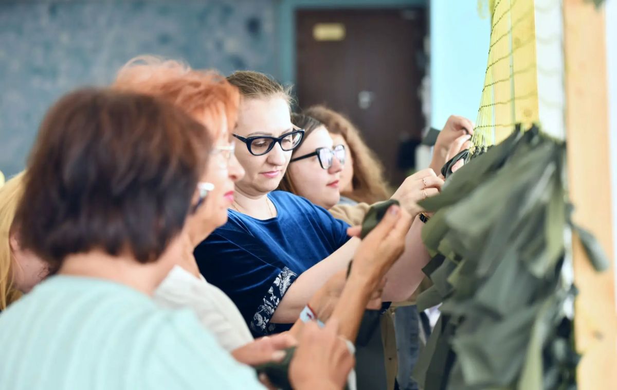 Люди доброй воли острова Итуруп собрались сегодня в фойе Курильского районного дома культуры и спорта, чтобы сообща приготовить для наших бойцов предметы первой необходимости Люди доброй воли острова Итуруп собрались сегодня в фойе Курильского районного дома культуры и спорта, чтобы сообща приготовить для наших бойцов предметы первой необходимости