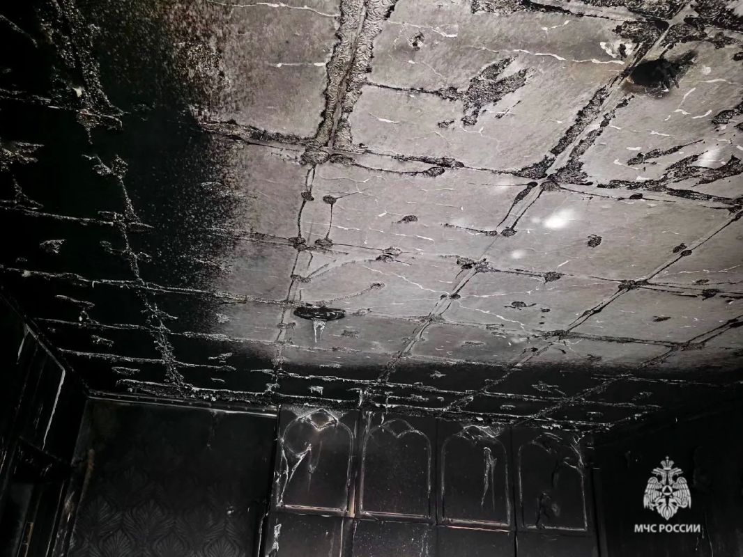 На пожаре в Корсакове эвакуированы 4 человека На пожаре в Корсакове эвакуированы 4 человека