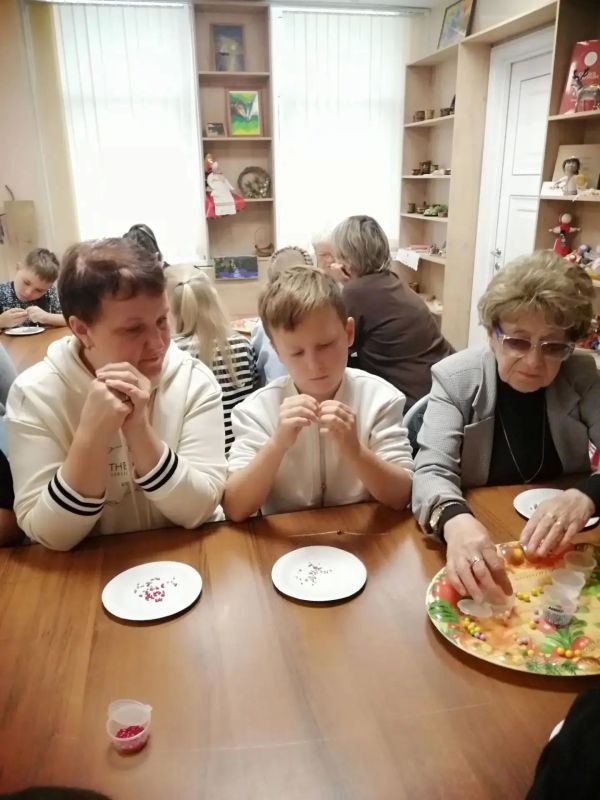 В Сахалинском областном центре народного творчества состоялся мастер-класс по созданию браслетов-оберегов В Сахалинском областном центре народного творчества состоялся мастер-класс по созданию браслетов-оберегов