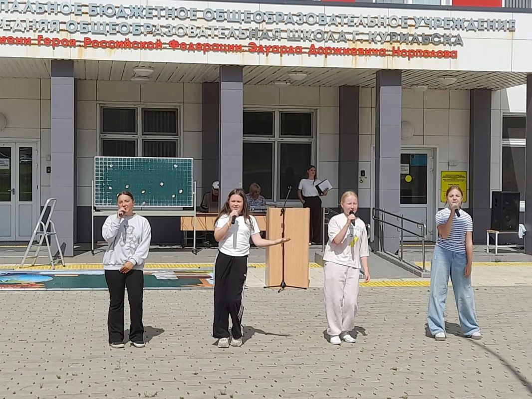 Сегодня они ещё в повседневной одежде репетируют торжественную линейку, а завтра, надев школьную форму, придут на первый в новом учебном году звонок Сегодня они ещё в повседневной одежде репетируют торжественную линейку, а завтра, надев школьную форму, придут на первый в новом учебном году звонок