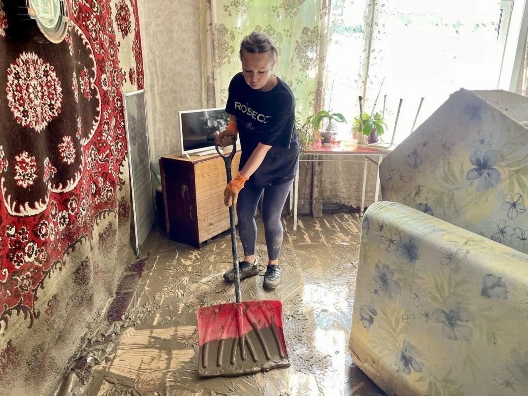 Молодёжь пришла на помощь в ликвидации последствий циклона в Томаринском районе Молодёжь пришла на помощь в ликвидации последствий циклона в Томаринском районе