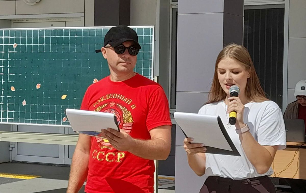 Сегодня они ещё в повседневной одежде репетируют торжественную линейку, а завтра, надев школьную форму, придут на первый в новом учебном году звонок Сегодня они ещё в повседневной одежде репетируют торжественную линейку, а завтра, надев школьную форму, придут на первый в новом учебном году звонок