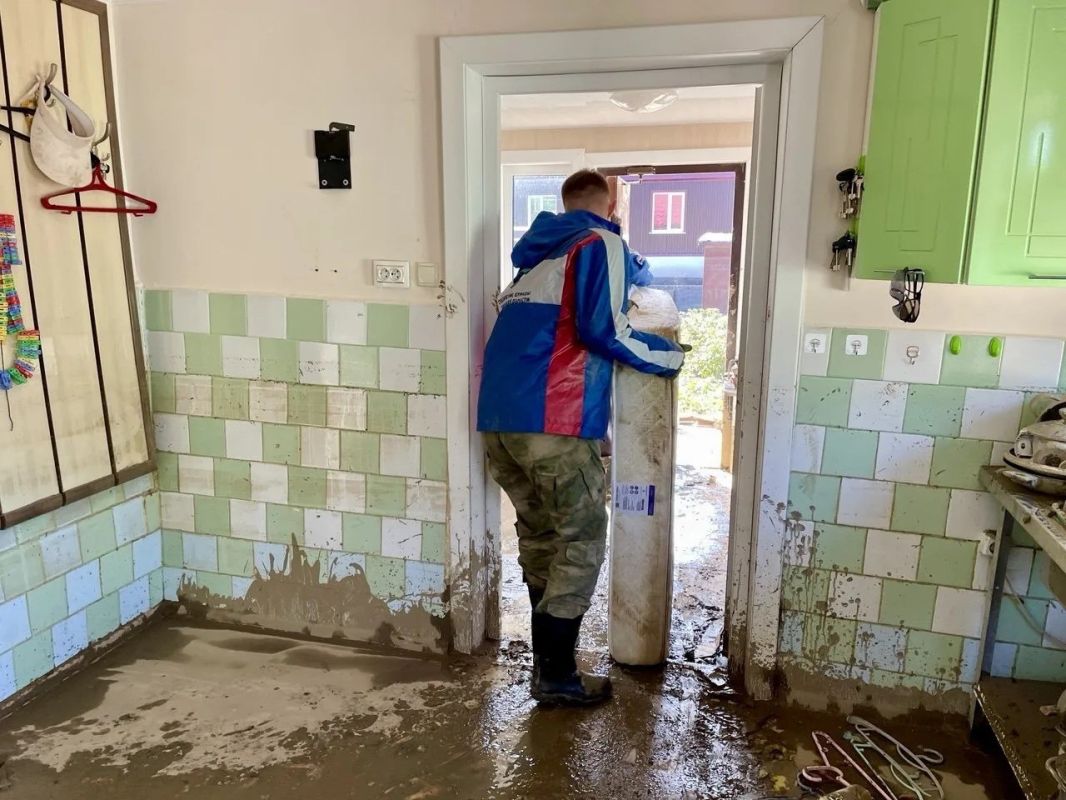 Молодёжь пришла на помощь в ликвидации последствий циклона в Томаринском районе Молодёжь пришла на помощь в ликвидации последствий циклона в Томаринском районе