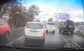 Водитель "Паджеро" проложил еще одну полосу по тротуару в Южно-Сахалинске