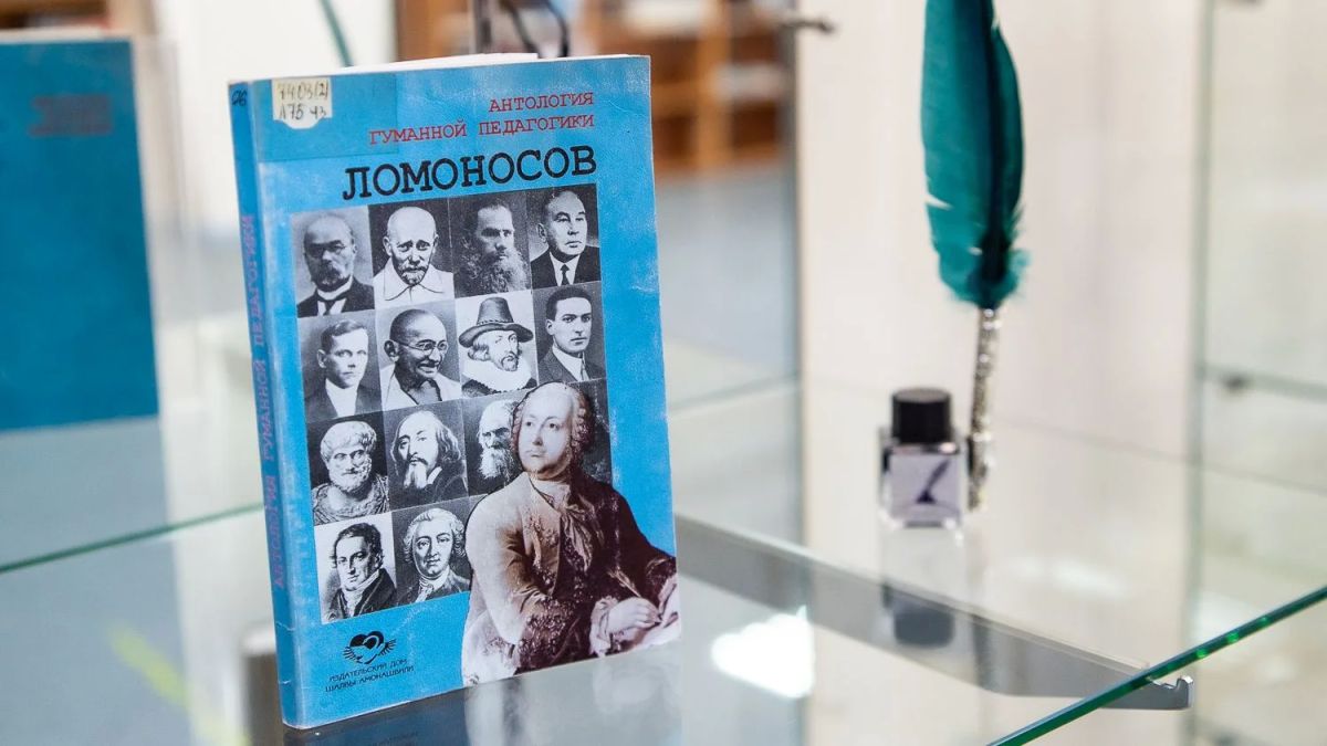 В СахОУНБ им. Н.А. Тарасова открылась книжная выставка «Великие педагоги», приуроченная ко Дню знаний В СахОУНБ им. Н.А. Тарасова открылась книжная выставка «Великие педагоги», приуроченная ко Дню знаний