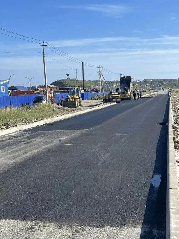На автодороге Южно-Курильск – Отрада уложено более 2 км асфальта На автодороге Южно-Курильск – Отрада уложено более 2 км асфальта