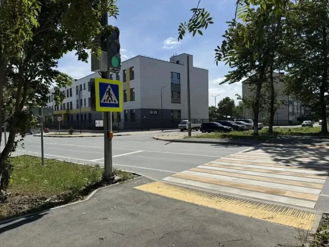 В г. Анива после обращения на личный прием к прокурору области около детской школы искусств оборудованы пешеходные переходы и установлены светофоры В г. Анива после обращения на личный прием к прокурору области около детской школы искусств оборудованы пешеходные переходы и установлены светофоры