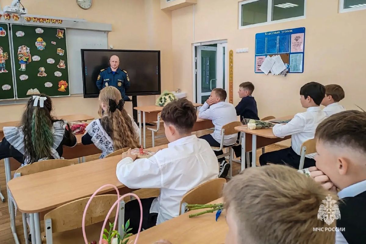 Первый звонок — под надежным крылом МЧС России Первый звонок — под надежным крылом МЧС России