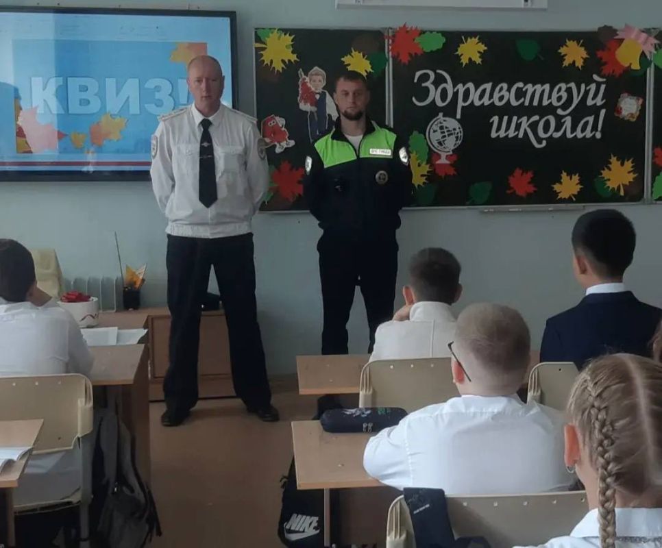 Первый звонок прозвенел. А значит — снова в путь! Первый звонок прозвенел. А значит — снова в путь!