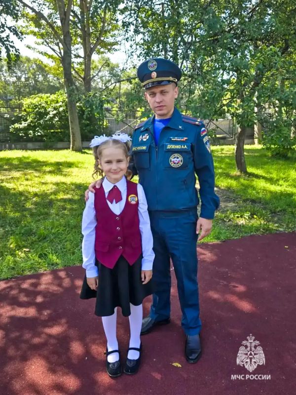 С Днем знаний!. Сегодня, в особенный день, сотни тысяч ребят переступили школьный порог и сели за парты С Днем знаний!. Сегодня, в особенный день, сотни тысяч ребят переступили школьный порог и сели за парты