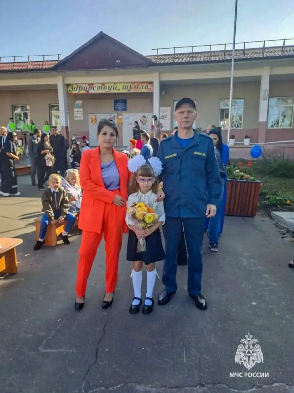 С Днем знаний!. Сегодня, в особенный день, сотни тысяч ребят переступили школьный порог и сели за парты С Днем знаний!. Сегодня, в особенный день, сотни тысяч ребят переступили школьный порог и сели за парты
